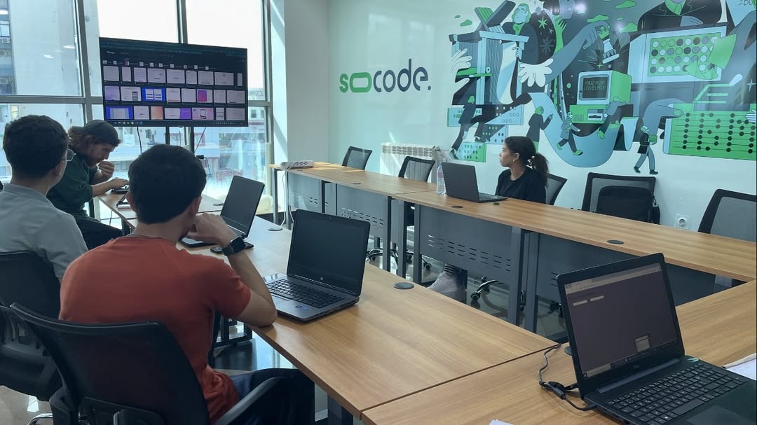 Zone d'apprentissage avec écrans interactifs